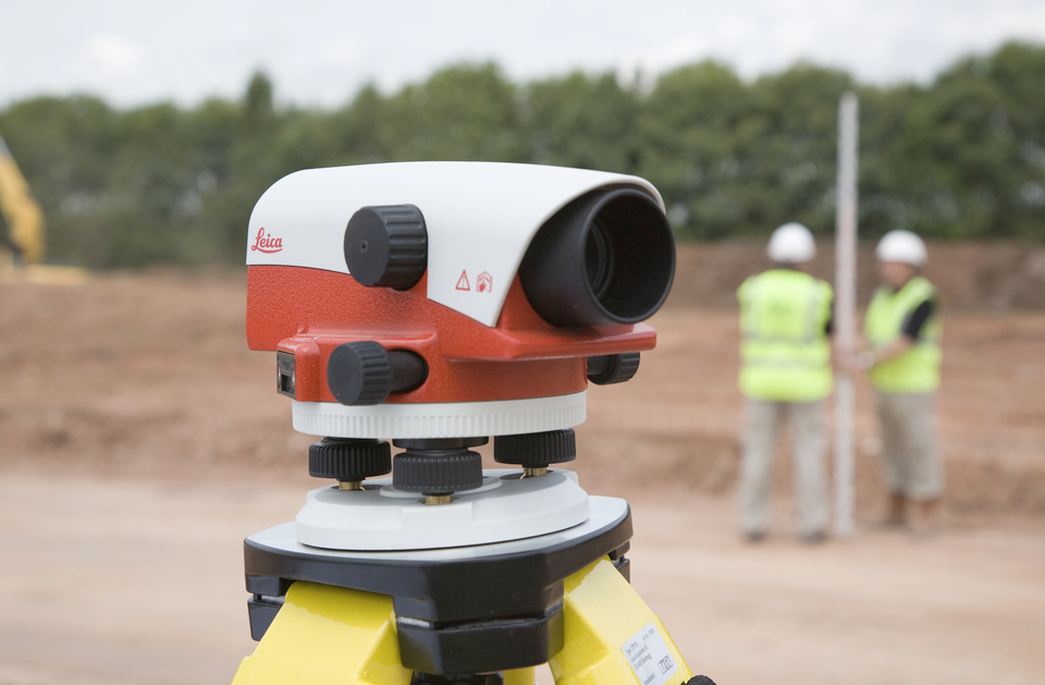 may thuy binh tu dong Leica NA720